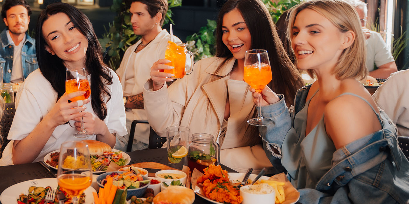 Promocja Sphinx -30% - przyjaciele przy stole